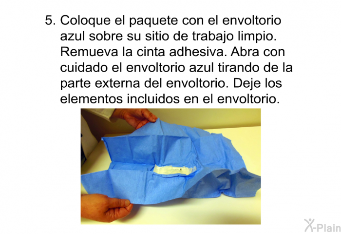 Coloque el paquete con el envoltorio azul sobre su sitio de trabajo limpio. Remueva la cinta adhesiva. Abra con cuidado el envoltorio azul tirando de la parte externa del envoltorio. Deje los elementos incluidos en el envoltorio.