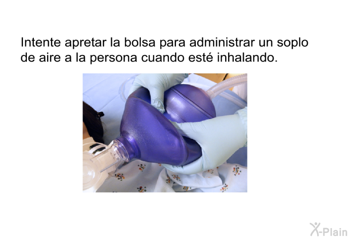 Intente apretar la bolsa para administrar un soplo de aire a la persona cuando est� inhalando.
