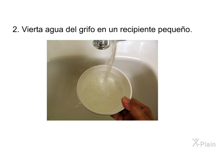 Vierta agua del grifo en un recipiente peque�o.