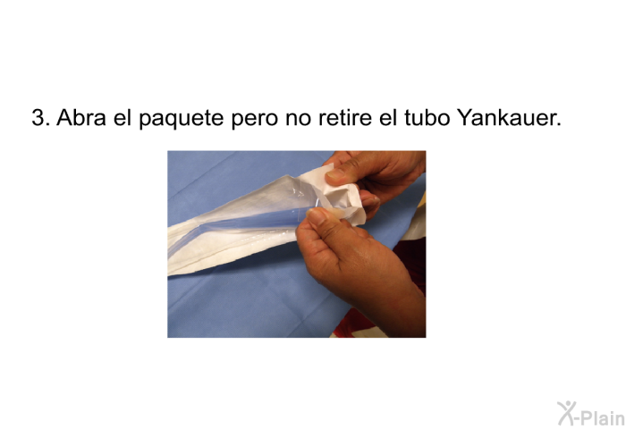 Abra el paquete pero no retire el tubo Yankauer.