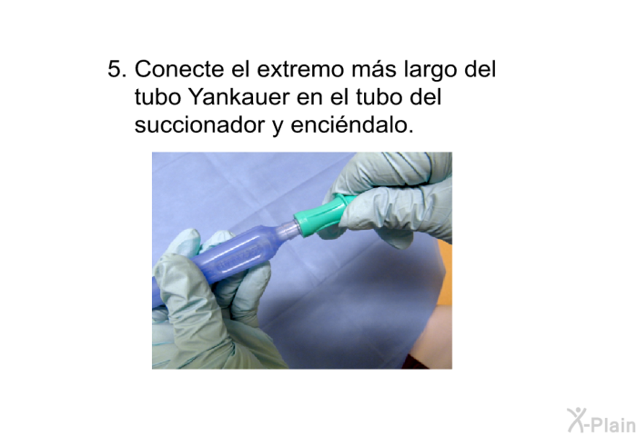 Conecte el extremo m�s largo del tubo Yankauer en el tubo del succionador y enci�ndalo.