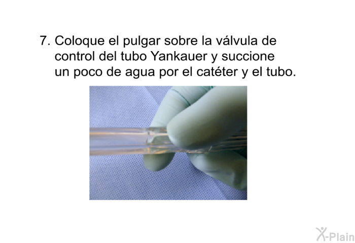Coloque el pulgar sobre la v�lvula de control del tubo Yankauer y succione un poco de agua por el cat�ter y el tubo.