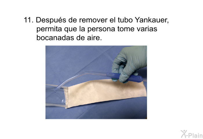 Despu�s de remover el tubo Yankauer, permita que la persona tome varias bocanadas de aire.