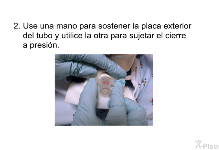 Use una mano para sostener la placa exterior del tubo y utilice la otra para sujetar el cierre a presi�n.